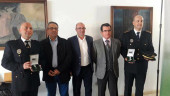La Junta de Andalucía condecora al policía tosiriano Javier Ureña con la Orden al Mérito de la Policía Local