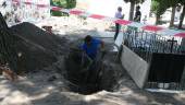 Excavación de una tumba en un cementerio andaluz.