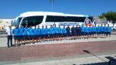 FOTO DE FAMILIA. Los jugadores del Linares Deportivo y el cuadro técnico posan delante del autobús, en el que figura el nombre del equipo y el escudo.