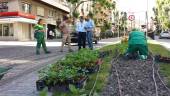 Jódar visita los trabajos de plantación de zinnias en el Paseo de la Estación.