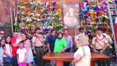 ALEGRÍA. Los propios militares ayudaron a los bailenenses a depositar las flores ante la imagen de la patrona. A la izquierda, la Virgen de Zocueca, durante su procesión, poco después de salir de la Iglesia de la Encarnación. Abajo, diversas imágenes de los actos realizados con los “soldaos” enmarcadas en la programación de las fiestas de la Batalla. 