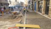 TRABAJOS. Operarios de Aqualia colocan las nuevas losetas en la renovación del acerado de la Carrera de Jesús. 