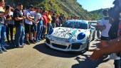 RALLY. Ascenso de uno de los coches participantes y público. 