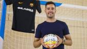 etapa. Dídac Plana sujeta una pelota en el acto celebrado con el FC Barcelona.