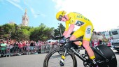 DOMINIO. El ciclista británico Chris Froome conduce su bicicleta en una de las etapas con aficionados y seguidores animándole. 