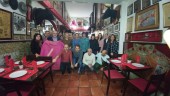 EN LINARES. Foto de familia de todos los participantes en el “famtrip” de Picualia en la taberna museo El Lagartijo, unos minutos antes de su salida a sus lugares de origen. 