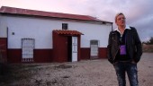 CERCA DE VILLACARRILLO. Concepción Santos Quintillán posa a las puertas de su negocio “La Venta de las Palomas”, a pie de la Nacional 322. 