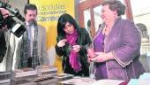 CULTURA. Jacinto Cabrera, Francisca Medina y Pilar Parra, con el sello. 