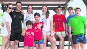 CONVIVENCIA. Miembros de la cofradía “Virgen de Gracia” disfrutan de una jornada en la piscina municipal.