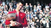 ENTREGA DE TROFEOS. Novak Djokovic posa con la copa de campeón de Roland Garros.