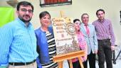 presentación. El diputado Juan Ángel Pérez, la autora, Nieves Susi Mozas; la edil María Araceli Gay, el alcalde, Francisco López, y el concejal Emilio Gay, junto con el cuadro anunciador del Corpus Christi de Villardompardo.