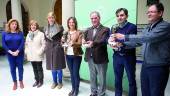 PRESENTACIÓN. Ana Cobo, Manuel Vallejo y Juan Ángel Pérez estuvieron acompañados por la delegada Pilar Salazar; los concejales María Victoria Lázaro y José Antonio López y Juana Izquierdo, una de las galardonadas.