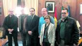 acto. Javier Márquez y María José Extremera, con miembros de la asociación.