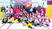 ILUSIÓN. Participantes en el torneo, junto con el concejal Amador Lara y la responsable de Cáritas, Cristina Soler, con miembros del club organizador. 