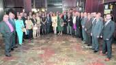 FOTO DE FAMILIA. El doctor Alfonso Rojas Salcedo posa junto a varios de los asistentes a su cena de homenaje.