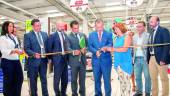 COMERCIO. Luis Cerro, Raúl Perales, Luis Miguel Piña, Antonia Olivares, Francisco Huertas y Manuel Hueso, en el acto reinaugural de Carrefour.