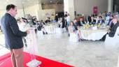 PONENTE. El presidente de la Confederación de Empresarios de Andalucía, Javier González de Lara, se dirige al auditorio en el diálogo “Jaén, Nuevo Milenio” organizado por Diario JAÉN en el restaurante de la Institución Ferial y firma en el cuadro conmemorativo, que sostiene Miguel Ortega, director de Operaciones.