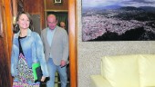 ACUERDOS. La delegada del Gobierno andaluz, Ana Cobo, seguida del alcalde, Javier Márquez, antes de la reunión. 