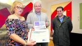 CERTIFICACIONES. Fausta Noguera enseña las acreditaciones con Javier Márquez y Manuel Heras.