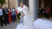 RECIÉN CASADOS. Sara y Adonay, en la puerta de la iglesia de San Félix de Valois, en Jaén.