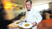 MEJORA. Un camarero de un restaurante de la provincia sirve varios platos de comida a los comensales.