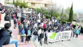 PROTESTA. Ciudadanos recorren la distancia que separa el Parque del Seminario y la cantera de Fuenta la Peña para reclamar su cierre “inmediato”.