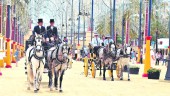 belleza. Tradicionales enganches de caballos, engalanados para la ocasión, por la calle principal del Real de la Feria de Jerez de la Frontera. 