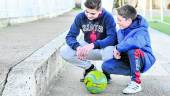 PREOCUPACIÓN. Dos jóvenes futbolistas observan las orugas en el campo federativo Antoñete. 