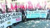 MOVILIZACIÓN. Protesta que sirvió para presentar la Mesa en Defensa del Ferrocarril en la Plaza de la Concordia, que estuvo protagonizada por los sindicalistas.