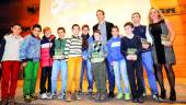 PRIMERA EDICIÓN. Julen Lopetegui posa con galardonados en 2013 y jóvenes promesas del balompie provincial.