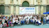 LUCHA. Usuarios, familiares y profesionales de la gran “familia” que forma Aspace en Jaén, ante la Catedral, en la Plaza de Santa María.