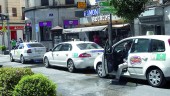 TRANSPORTE. Taxis estacionados en la céntrica parada de la zona de las Ocho Puertas del caso urbano linarense.