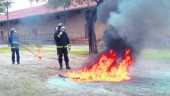 SERVICIO. Agentes del Parque de Bomberos participan en un simulacro de extinción de incendios, en una fotografía de archivo.