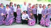 ACTO BENÉFICO. Foto de familia del coro “Cantar Agua de Arbuniel”, junto al Jaén Arena.