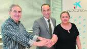 Ayuda. José Boyano (Cruz Roja), Miguel Serrano (CaixaBank) y Manuela Gálvez (Asociación Provincial de Autismo).