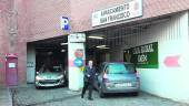 MOVIMIENTO. Coches y viandantes entran y salen del aparcamiento del Mercado de San Francisco.