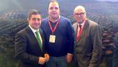 PROMOCIÓN. Torres posa junto a Francisco Reyes y Manuel Fernández Palomino en el estand de Jaén.