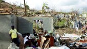Un grupo de hombres reconstruye algunas de las casas afectadas por el huracán.