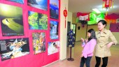 INTERÉS. Dos visitantes conocen los paisajes chinos en los paneles fotográficos expuestos en la UPM. 