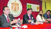 PROTOCOLO. Manuel Alcaide, Juan Manuel Rosas, Yolanda Reche y Luis Jesús García-Lomas, en la apertura oficial de los Cursos de Verano de la UJA en La Carolina. 