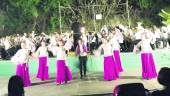 AUDITORIO. Actuación de las alumnas de la Escuela Municipal de Baile, con la banda de Canena. 