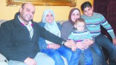 FAMILIA. El profesor de origen palestino Emad Ismail Hegazi, con su hija Nur, su esposa Reem y sus hijos pequeños Ismail y Ahmad.