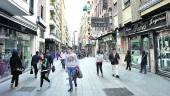 comercio. Ciudadanos pasean por la peatonal calle San Clemente.