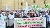 HUELGA. Los médicos de familia reclaman sus derechos en una concentración en Sevilla. 