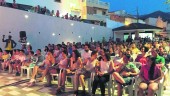 ACEPTACIÓN. Público en el auditorio del Parque del Pilarejo, en pleno centro urbano de Bedmar.