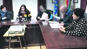 MEDIACIÓN. Miembros de la Corporación Municipal del Ayuntamiento de Linares-Baeza, en una rueda de prensa.