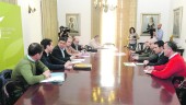 mesa. Francisco Reyes, reunido con los miembros de la Plataforma Presa de Siles en la Diputación. 