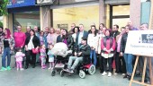 componentes. Algunos de los miembros de la agrupación de electores “Gente de Andújar” posan delante de su nueva sede.