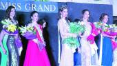 BELLEZA. Alba María Lara “Miss Grand Jaén”, en el centro de la fotografía junto a las otras finalistas del certamen.