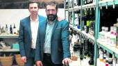 PROMOCIÓN. Santiago Calvo y Sebastián Moreno, gerentes de la Casa del Aceite, posan con algunos de los productos.